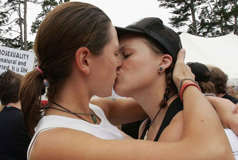 Огненные лесбиянки устроили дома невероятную групповушку